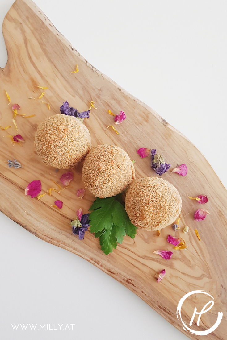 Bitterballen are deepfried meat croquettes - they have a ragout of beef, they are breaded and then fried. #bitterballen #snack