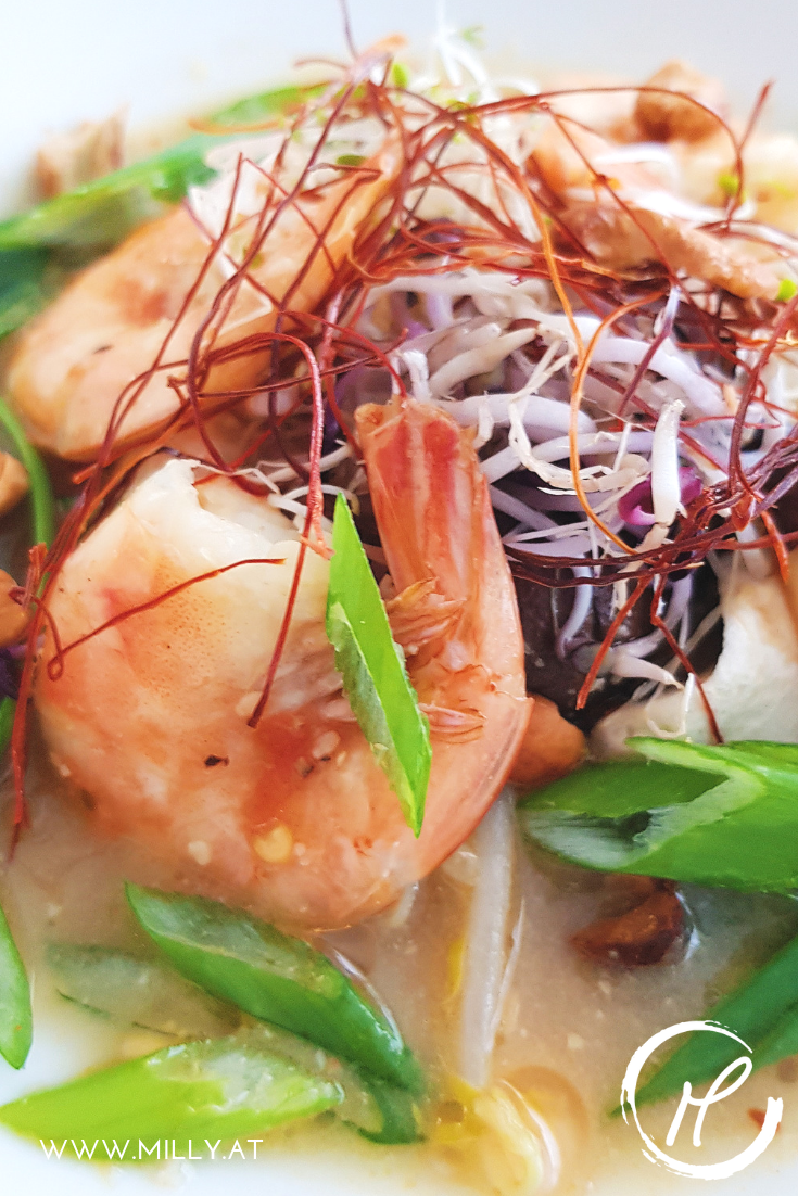 Diese feurige Suppe mit Einflüssen auis Thailand und Kambodscha erwärmt die Seele und liefert alles was man in einer Mahlzeit braucht!