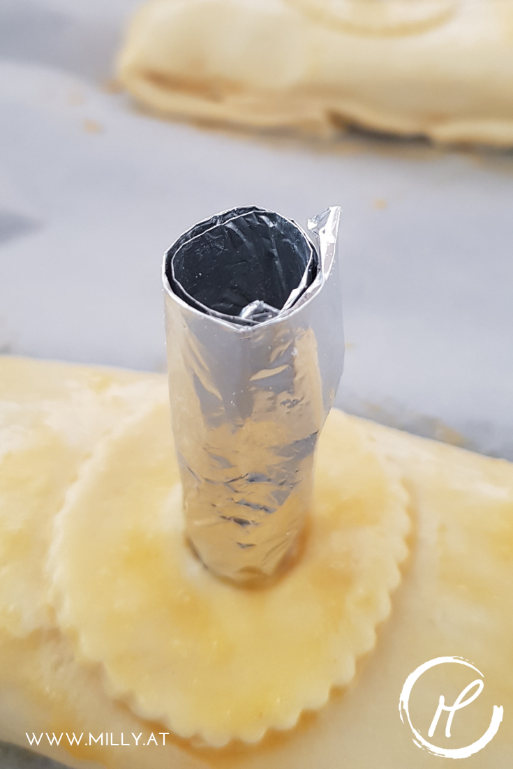 One of m all-time favorite snacks is this luxembourgish meat pie - "Rieslingspaschteit". It is a special meat pie filled with a tangy white wine aspic.