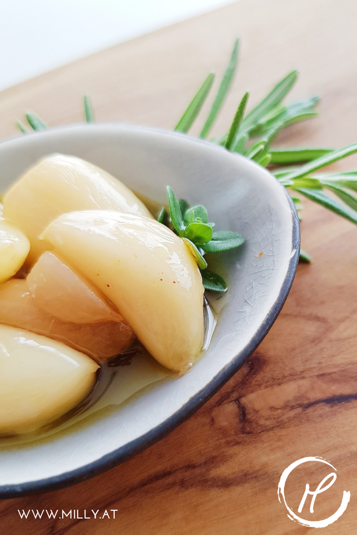 This garlic confit transforms strong garlic into silky smooth and spicy garlic - you won#t be able to live without it again. #garlic #starter #confit