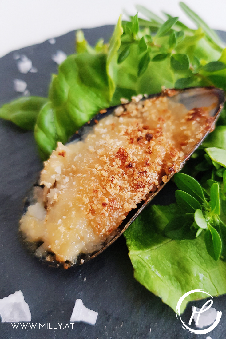 Gratinierte Miesmuscheln sind perfect als Amuse-Bouche mit einem guten Glas Wein oder als Vorspeise! #vorspeise #miesmuscheln #gratiniert #knoblauch