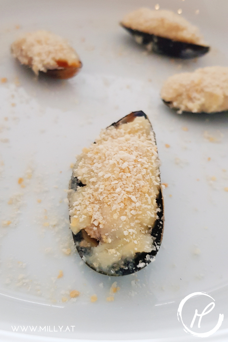 Gratinierte Miesmuscheln sind perfect als Amuse-Bouche mit einem guten Glas Wein oder als Vorspeise! #vorspeise #miesmuscheln #gratiniert #knoblauch