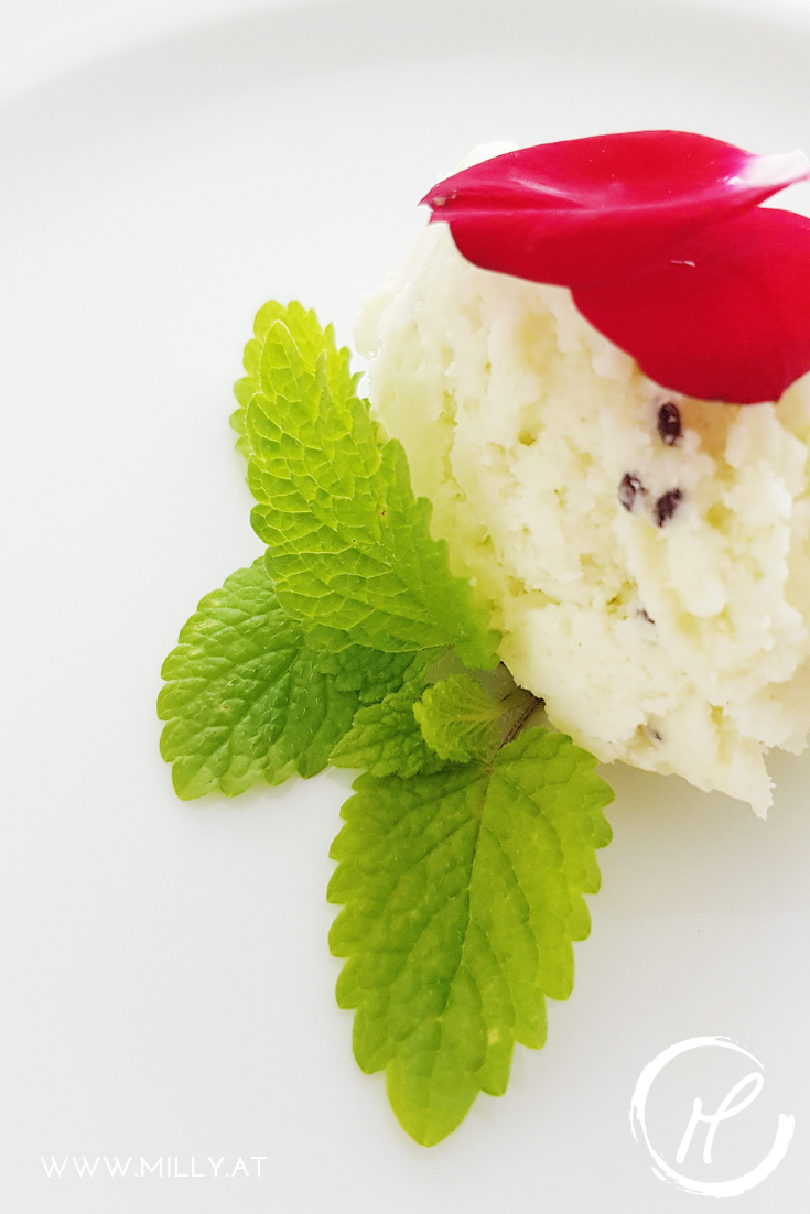 Quick, tasty and refreshing kiwi ice cream for those warm summer evenings! #kiwi #icecream #summer #gelato #fruit #cocktail #spring