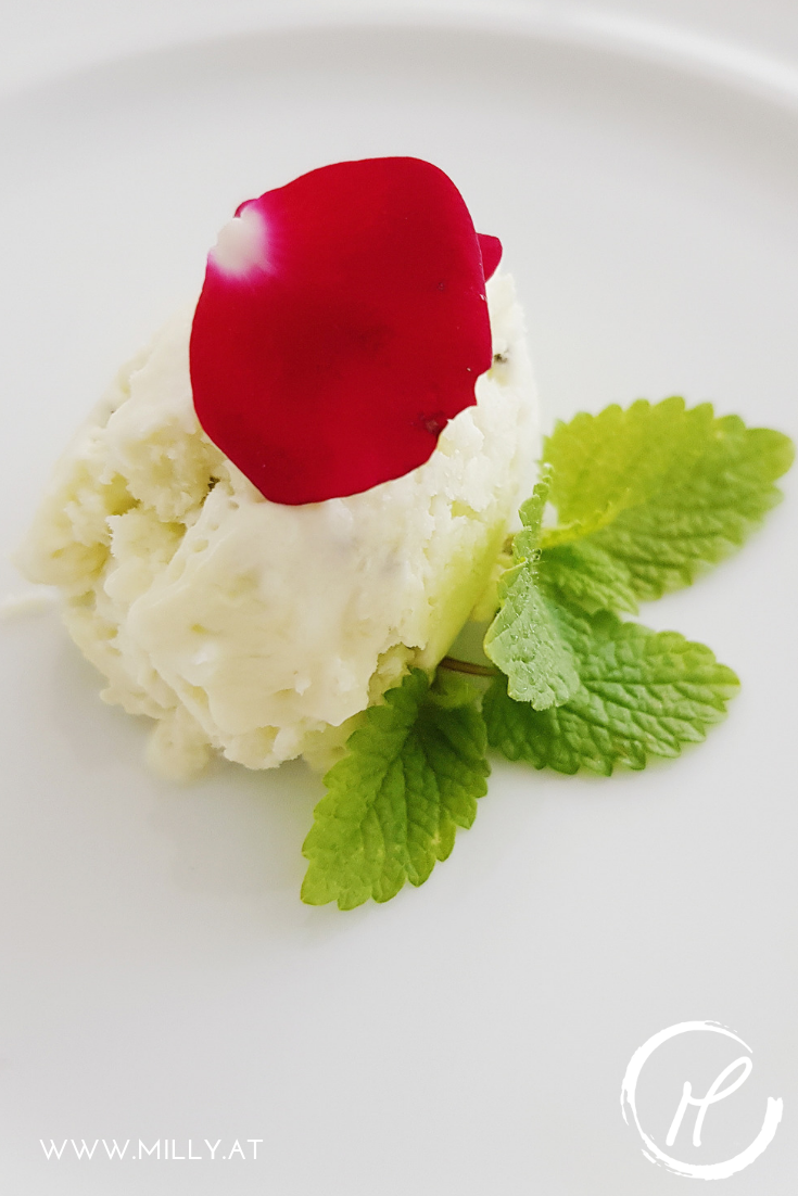 Quick, tasty and refreshing kiwi ice cream for those warm summer evenings! #kiwi #icecream #summer #gelato #fruit #cocktail #spring