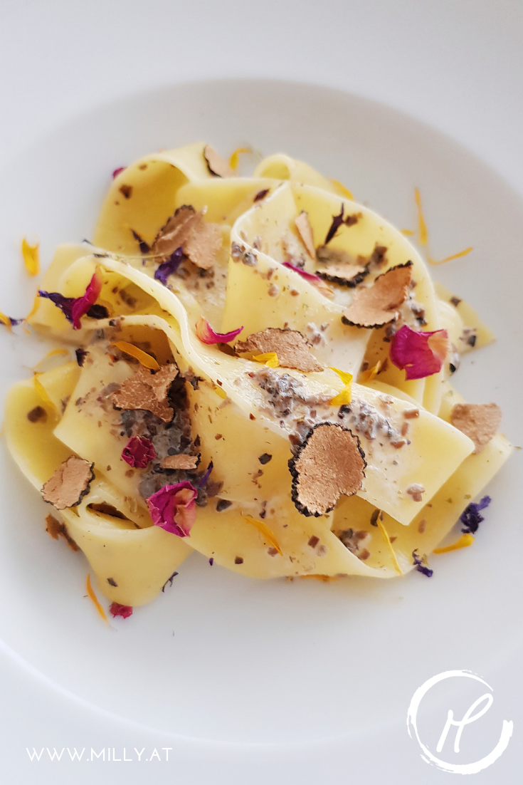 Die Papardelle mit einer Sahne-Trüffel Sauce sind blitzschnell gemacht und cremig-köstlich! #papardelle #pasta #trüffel #schnell #abendessen #mittagessen