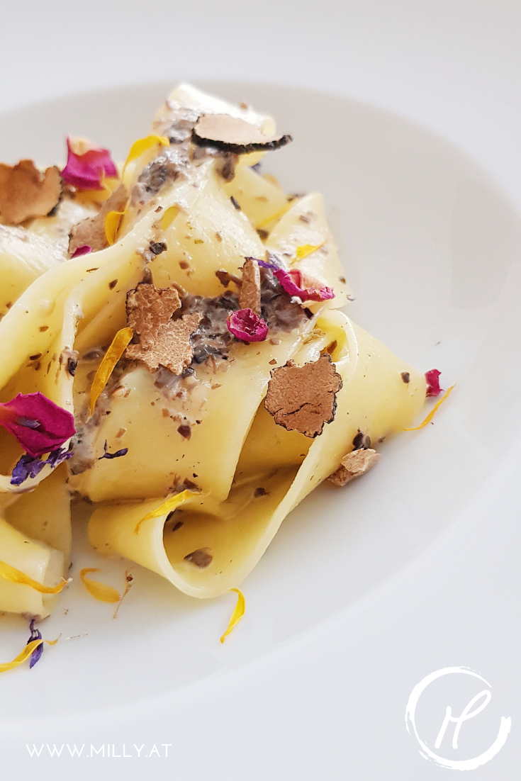 Die Papardelle mit einer Sahne-Trüffel Sauce sind blitzschnell gemacht und cremig-köstlich! #papardelle #pasta #trüffel #schnell #abendessen #mittagessen