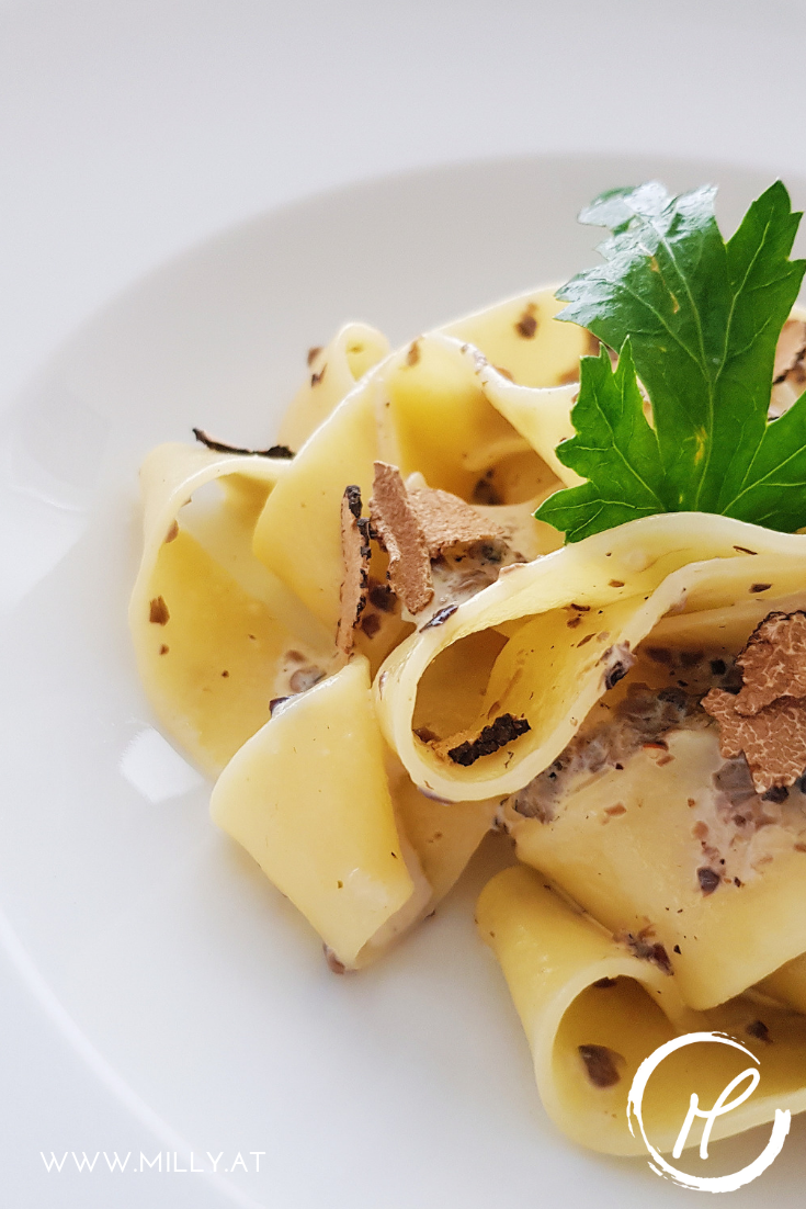 Die Papardelle mit einer Sahne-Trüffel Sauce sind blitzschnell gemacht und cremig-köstlich! #papardelle #pasta #trüffel #schnell #abendessen #mittagessen