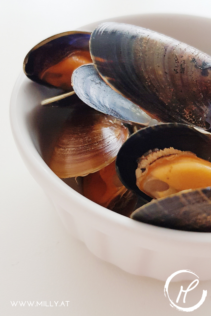 Here my version of the traditional mussels - a fusion of the belgian recipe with a white wine sauce and some salciccia sausage!