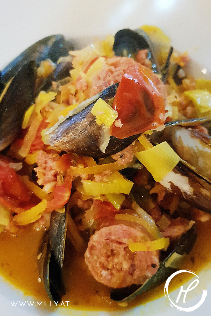 Here my version of the traditional mussels - a fusion of the belgian recipe with a white wine sauce and some salciccia sausage!