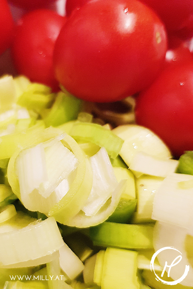 Here my version of the traditional mussels - a fusion of the belgian recipe with a white wine sauce and some salciccia sausage!