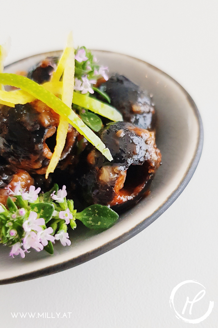 These quickly marinated olives are a hit and delicious! Ideal with a chilled glass of white wine on a warm summer evening. 