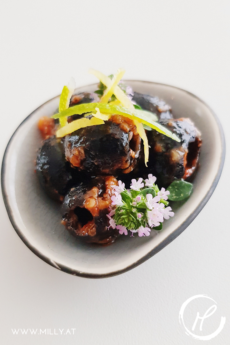 These quickly marinated olives are a hit and delicious! Ideal with a chilled glass of white wine on a warm summer evening. 