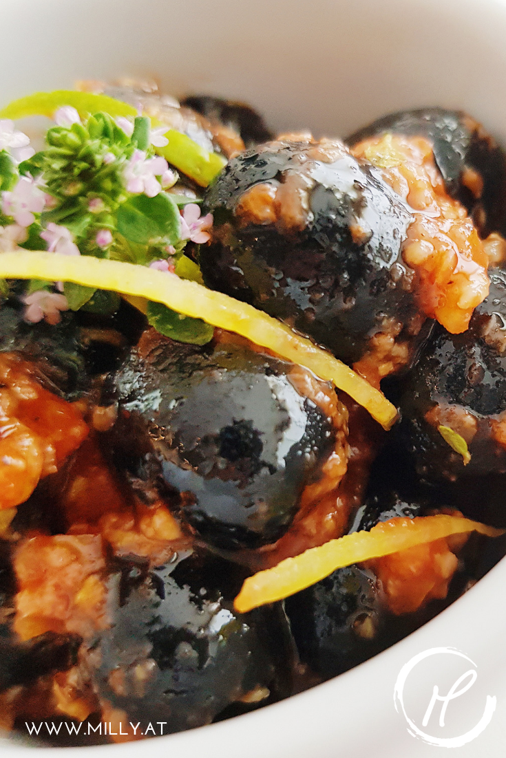 These quickly marinated olives are a hit and delicious! Ideal with a chilled glass of white wine on a warm summer evening. 