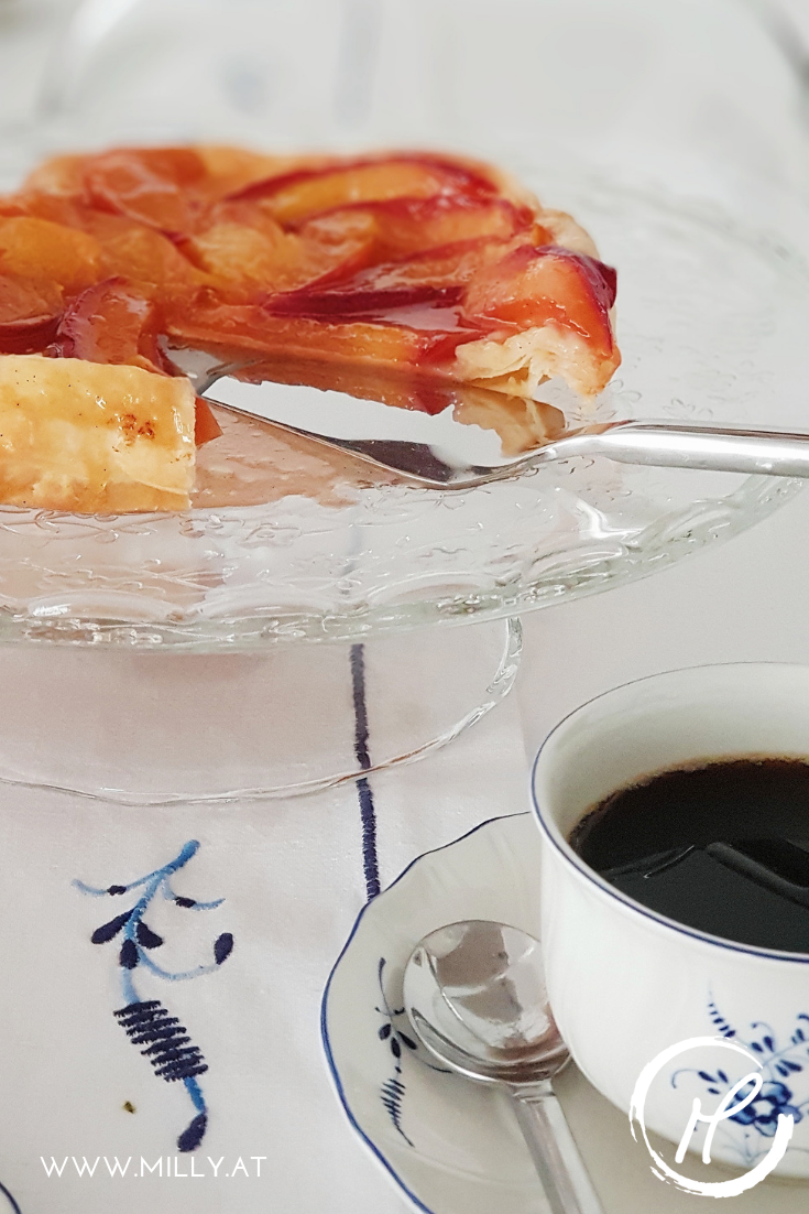 Die Entstehungsgeschichte der Tarte Tatin ist nicht ganz klar - aber dieser französische Kuchen wird traditionel mit der Fruchtseite nach unten zubereitet.